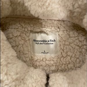 Comfy half-zip sherpa sweatshirt with trim detail, side pockets and curved hem.